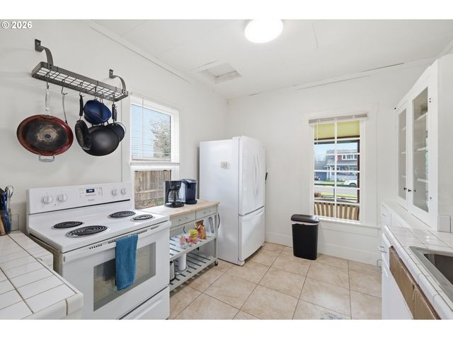 2042 ONYX St, Eugene, OR 97403