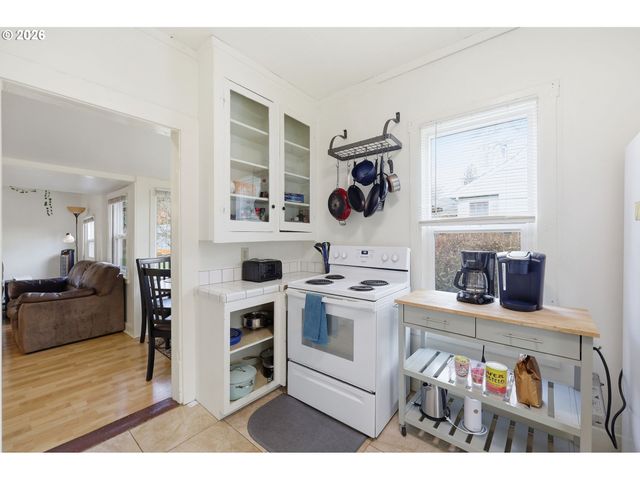 2042 ONYX St, Eugene, OR 97403