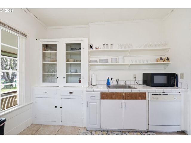 2042 ONYX St, Eugene, OR 97403