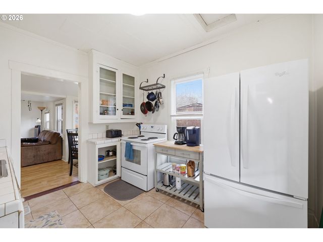 2042 ONYX St, Eugene, OR 97403