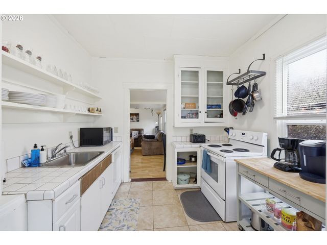 2042 ONYX St, Eugene, OR 97403