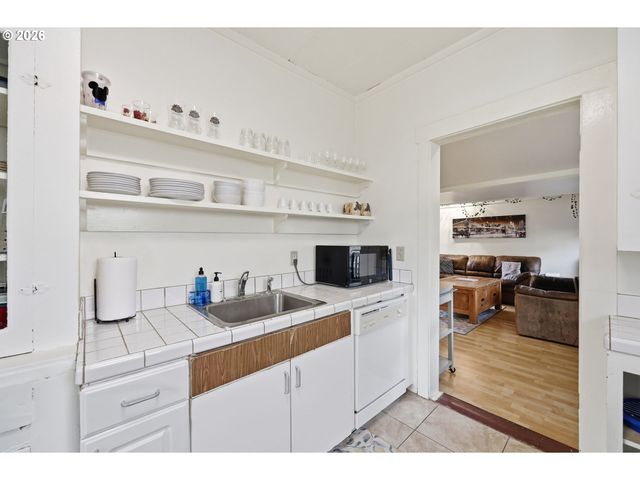 2042 ONYX St, Eugene, OR 97403