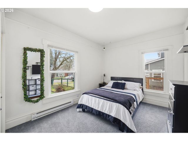 2042 ONYX St, Eugene, OR 97403