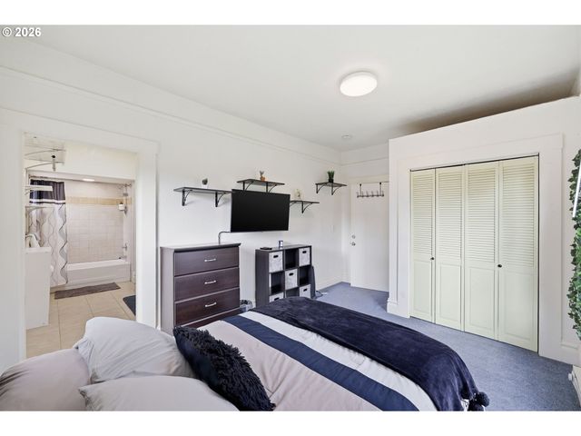 2042 ONYX St, Eugene, OR 97403