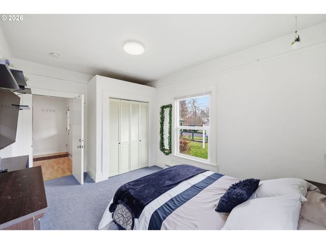 2042 ONYX St, Eugene, OR 97403