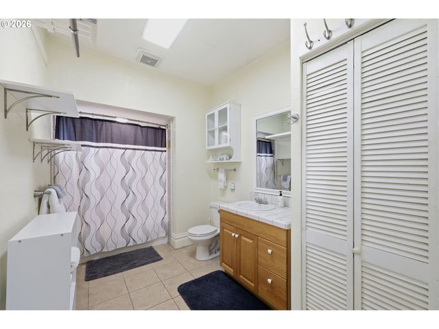 2042 ONYX St, Eugene, OR 97403