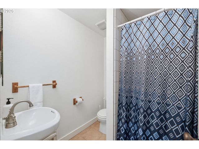 2042 ONYX St, Eugene, OR 97403