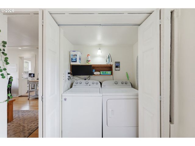 2042 ONYX St, Eugene, OR 97403