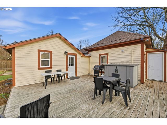 2042 ONYX St, Eugene, OR 97403