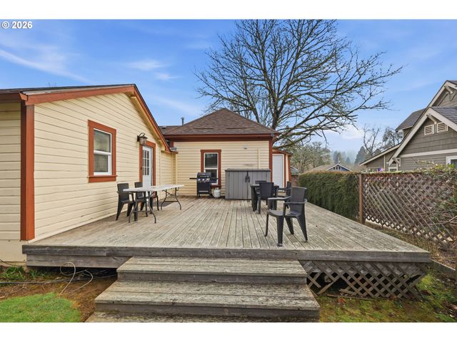 2042 ONYX St, Eugene, OR 97403