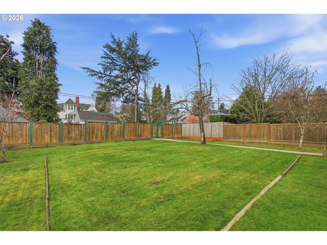 2042 ONYX St, Eugene, OR 97403