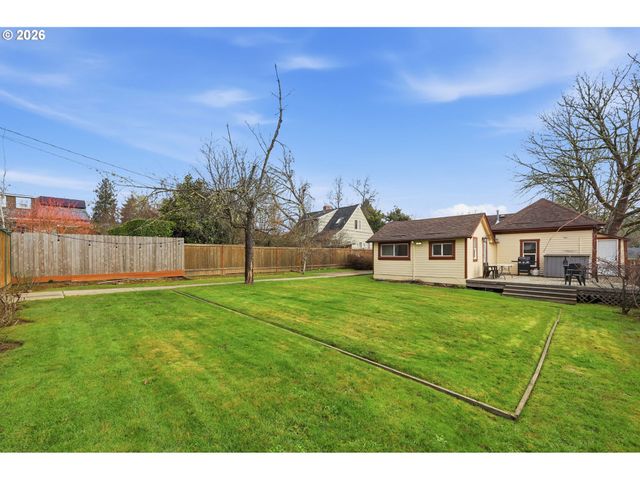 2042 ONYX St, Eugene, OR 97403