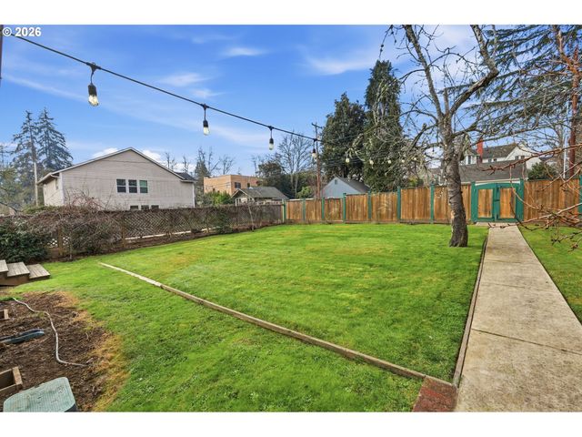 2042 ONYX St, Eugene, OR 97403