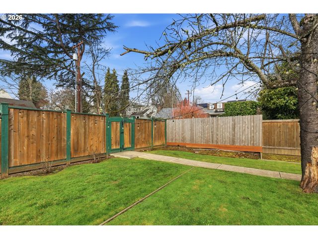 2042 ONYX St, Eugene, OR 97403