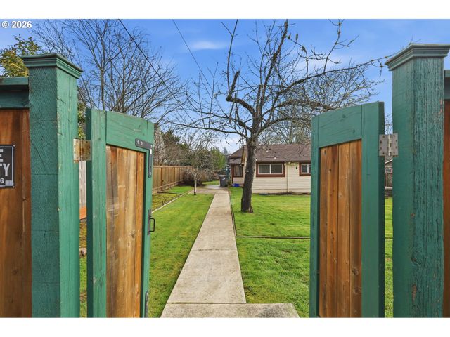 2042 ONYX St, Eugene, OR 97403