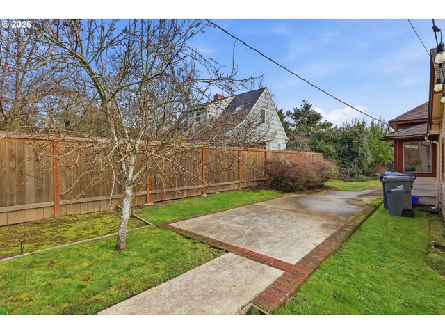 2042 ONYX St, Eugene, OR 97403