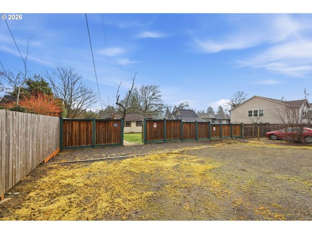 2042 ONYX St, Eugene, OR 97403