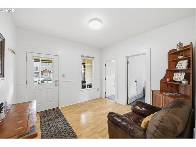 2042 ONYX St, Eugene, OR 97403