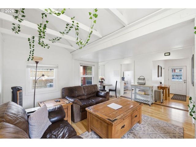 2042 ONYX St, Eugene, OR 97403