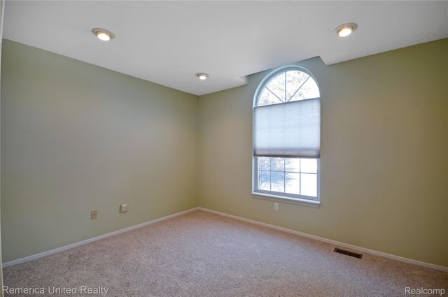 263 Whispering Hill, Commerce Charter Township, MI 48390