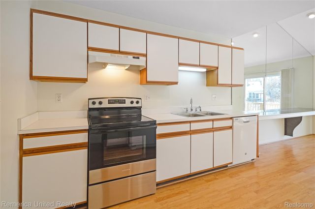 263 Whispering Hill, Commerce Charter Township, MI 48390