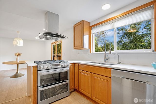 14260 110th Avenue NE, Kirkland, WA 98034