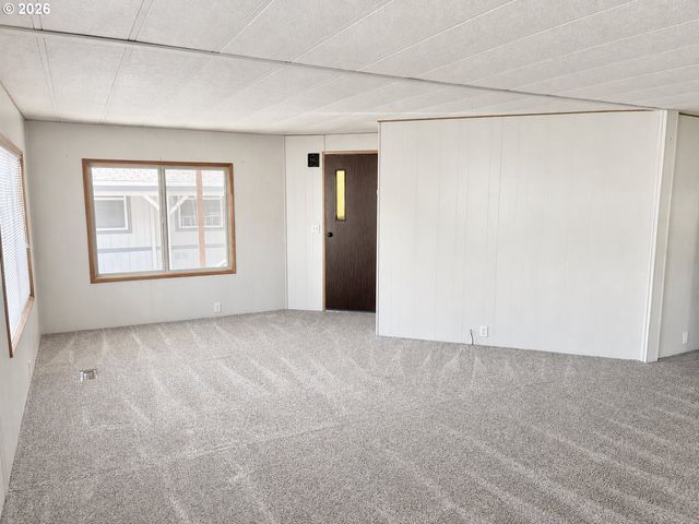 13640 Se HIGHWAY 212 18, Clackamas, OR 97015