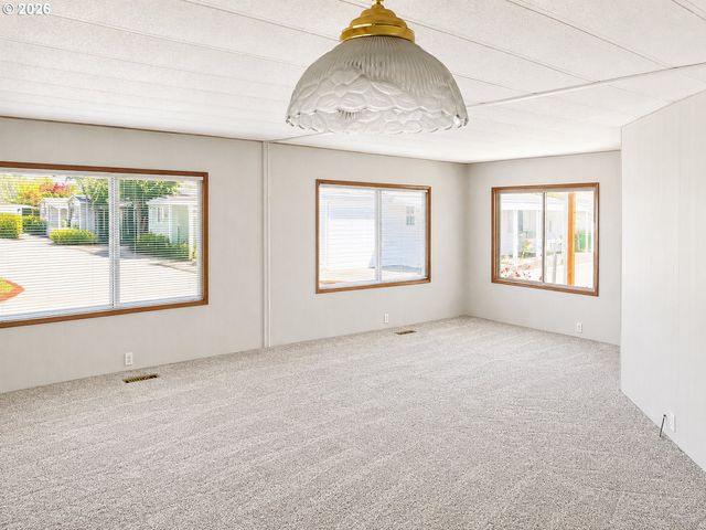13640 Se HIGHWAY 212 18, Clackamas, OR 97015