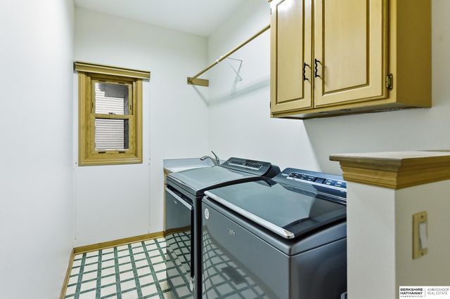 1104 Roland Drive, Papillion, NE 68046