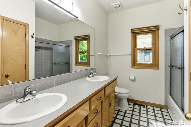 1104 Roland Drive, Papillion, NE 68046