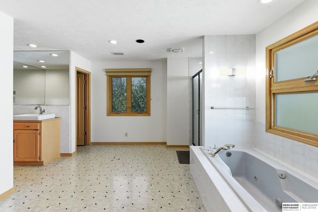 1104 Roland Drive, Papillion, NE 68046