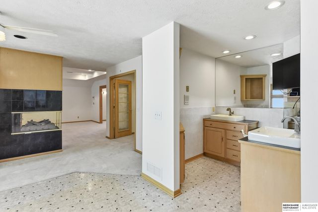 1104 Roland Drive, Papillion, NE 68046