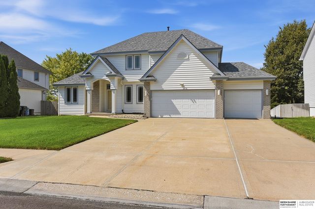 1104 Roland Drive, Papillion, NE 68046