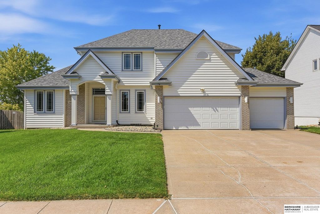 1104 Roland Drive, Papillion, NE 68046