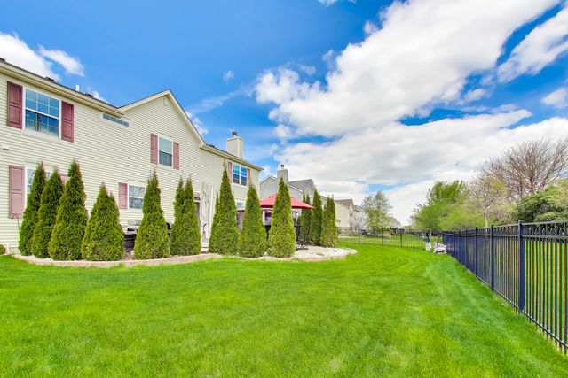 8880 Pearsall Drive, Huntley, IL 60142
