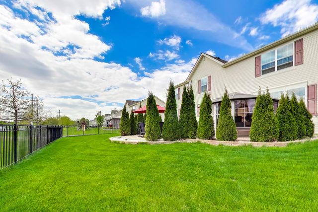 8880 Pearsall Drive, Huntley, IL 60142