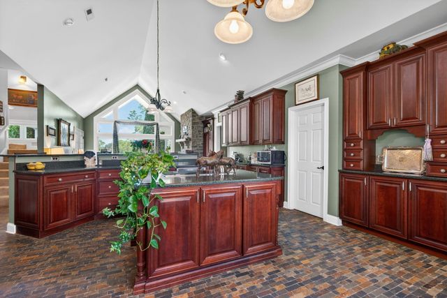 2027 Clintonville Road, Paris, KY 40361