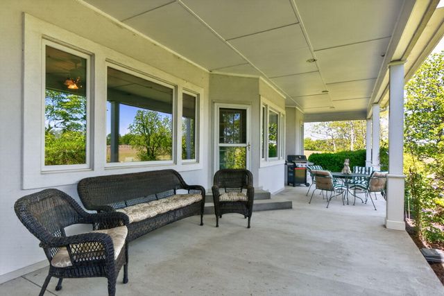 2027 Clintonville Road, Paris, KY 40361