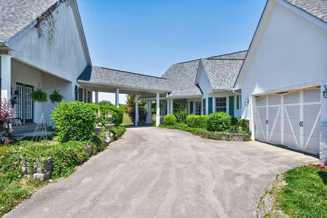 2027 Clintonville Road, Paris, KY 40361