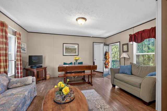 2027 Clintonville Road, Paris, KY 40361