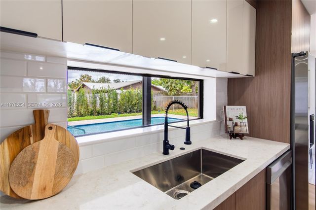 7951 SW 30th St, Davie, FL 33328