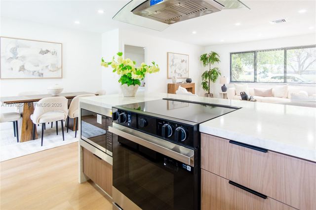 7951 SW 30th St, Davie, FL 33328