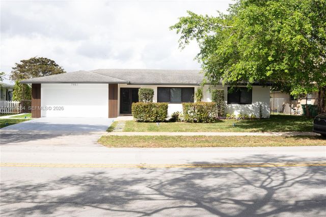7951 SW 30th St, Davie, FL 33328