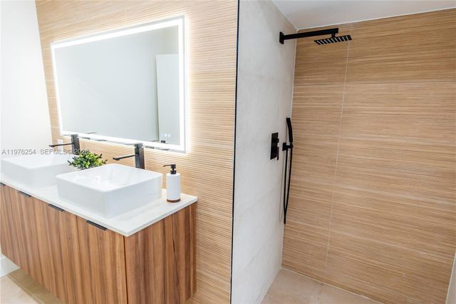 7951 SW 30th St, Davie, FL 33328