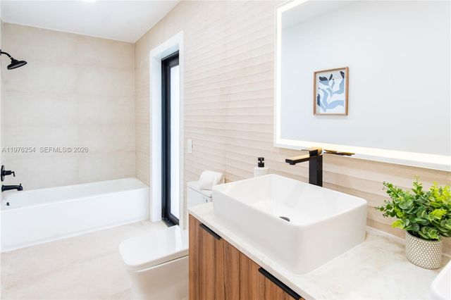 7951 SW 30th St, Davie, FL 33328