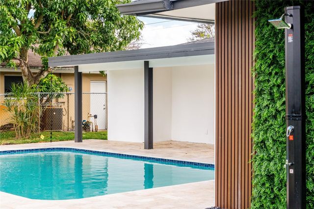 7951 SW 30th St, Davie, FL 33328