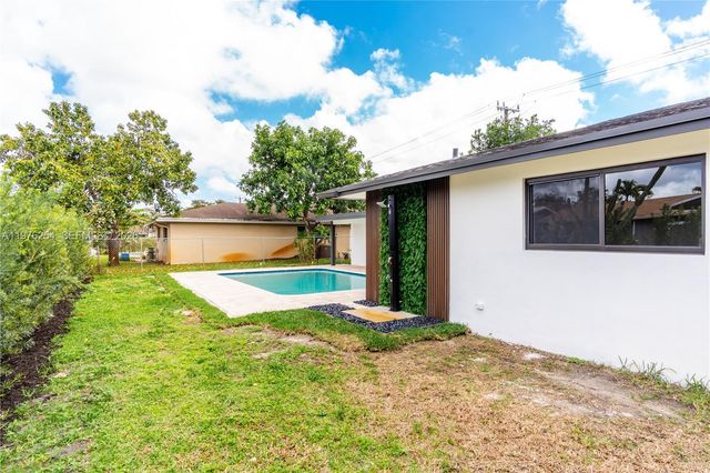 7951 SW 30th St, Davie, FL 33328