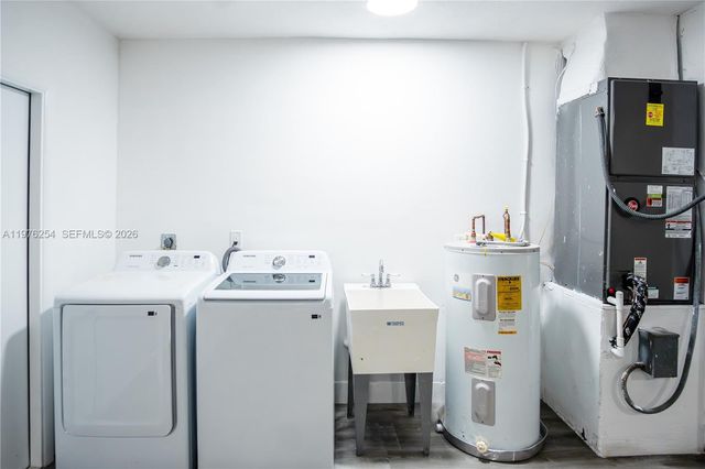 7951 SW 30th St, Davie, FL 33328