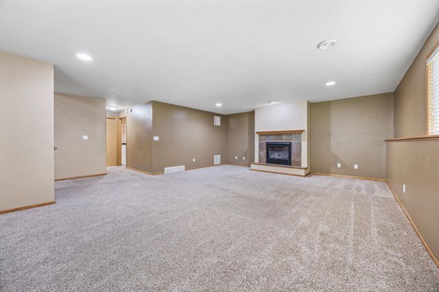 4216 34th Avenue S, Fargo, ND 58104