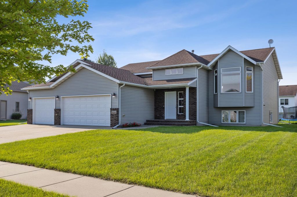4216 34th Avenue S, Fargo, ND 58104
